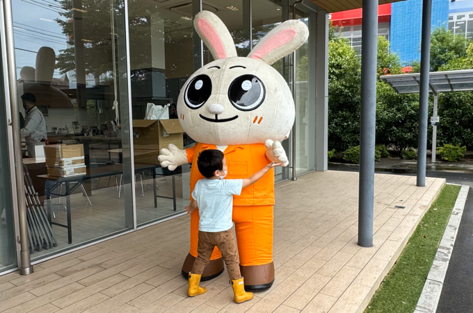 子供と戯れるニッキー君（22）