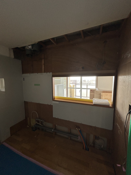 キッチン解体後の施工中写真