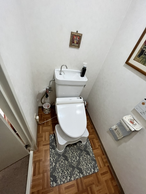 トイレリフォーム施工前|内装と設備の経年劣化が気になる状態