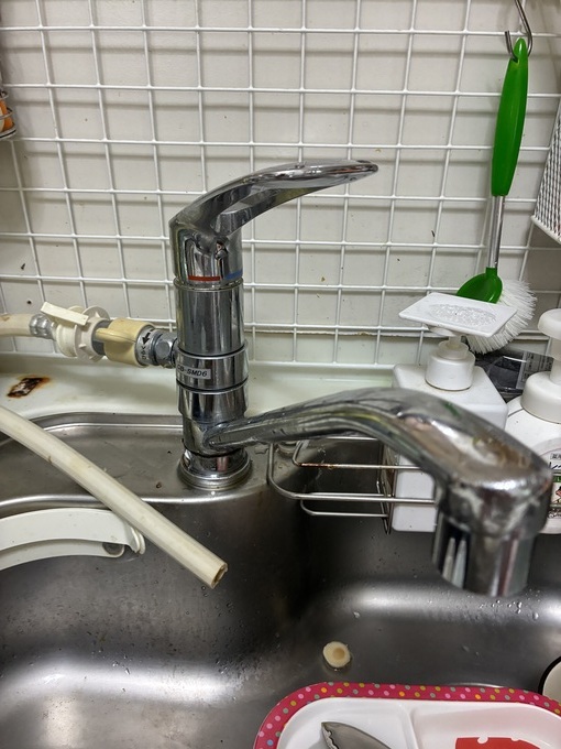長年使用したキッチン混合水栓の交換前