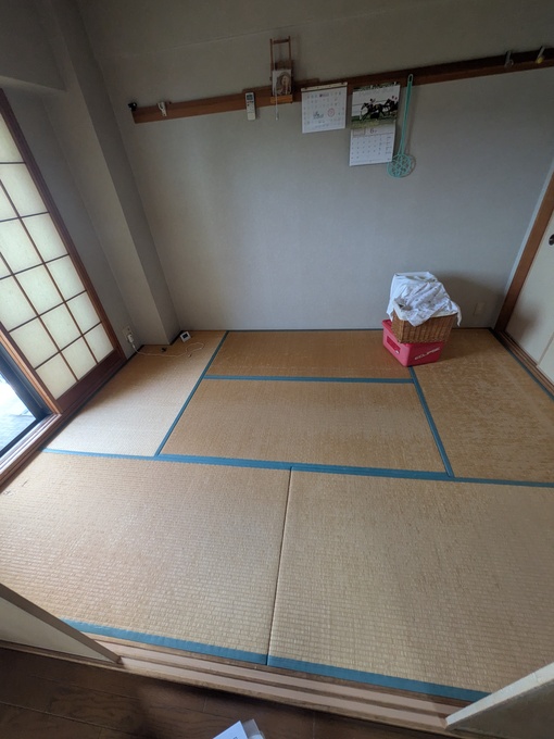 【施工前】色あせた畳と襖の様子