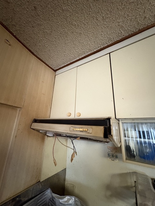 施工前｜古くなったレンジフード・吊戸棚