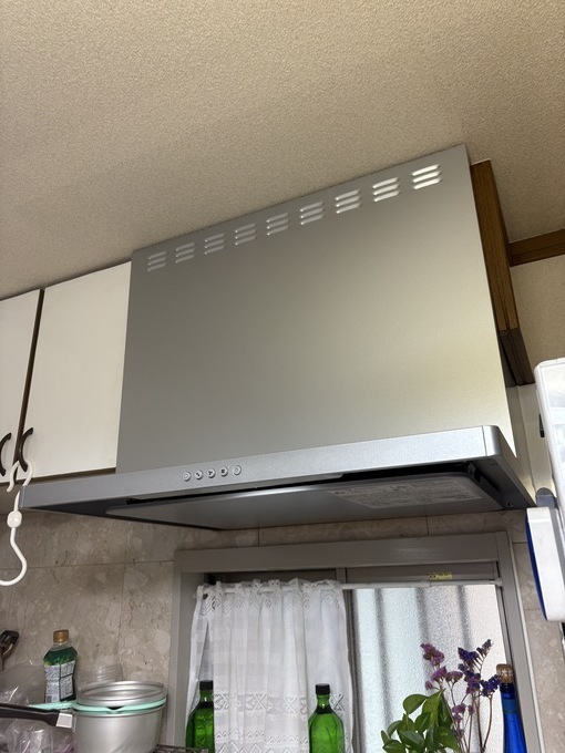 施工後：クリナップ ラクエラ フラットスリムレンジフード（シルバー）へ交換