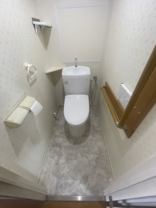 施工後｜TOTOピュアレストQRで清潔感あふれる明るいトイレ空間へリフォーム