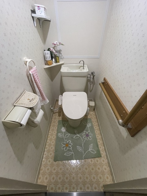 施工前｜長年使用したトイレは掃除のしづらさや経年劣化が気になる状態でした