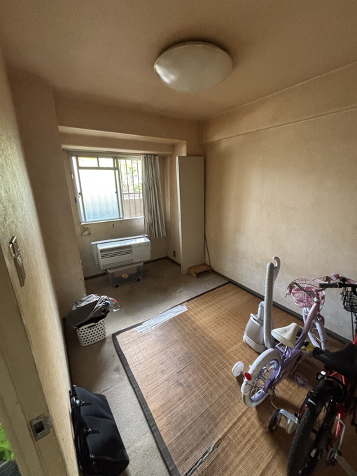 施工前｜長年使用したカーペットのお部屋。経年による汚れや色あせが目立っていました。