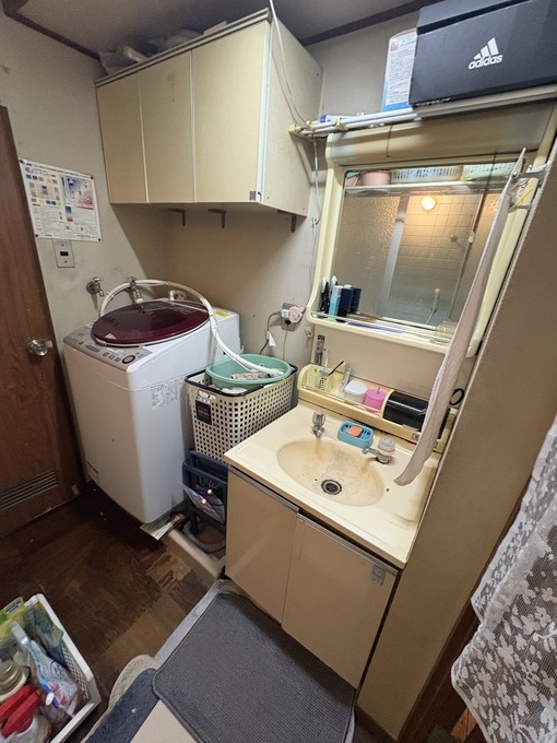 施工前｜洗濯機まわりも古く家事スペースが限られていました