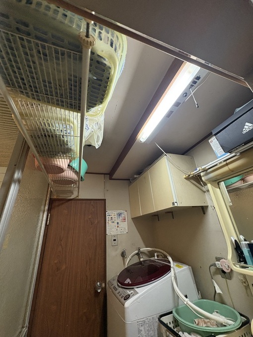 施工前｜収納不足と経年劣化が目立つ洗面所