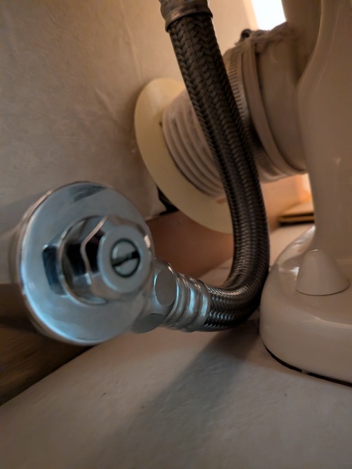 トイレ水漏れ修繕|止水栓交換後の接続部分