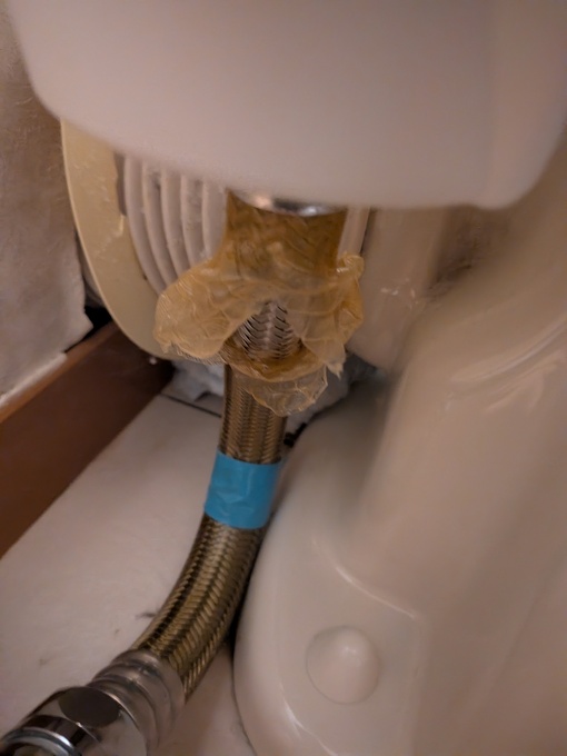 施工前|トイレ給水管・止水栓接続部の確認