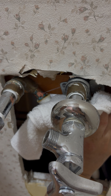 【施工前】2階洗面所のお湯使用時に水漏れしていた給湯配管