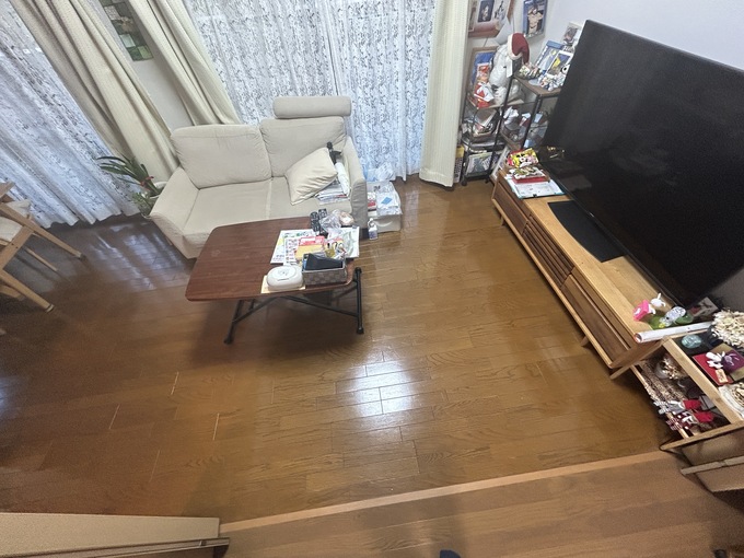 「西宮市宮前町 LDKフローリング張り替え｜傷や経年劣化が見られる施工前の床」