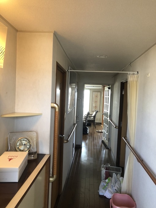 豊中市上野東 マンション玄関・廊下リフォーム施工前|ブラウン系の既存床