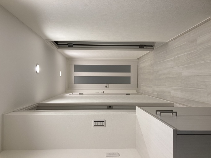 豊中市上野東 マンション玄関・廊下リフォーム施工後｜床ウッドタイル＋クロス貼り替え