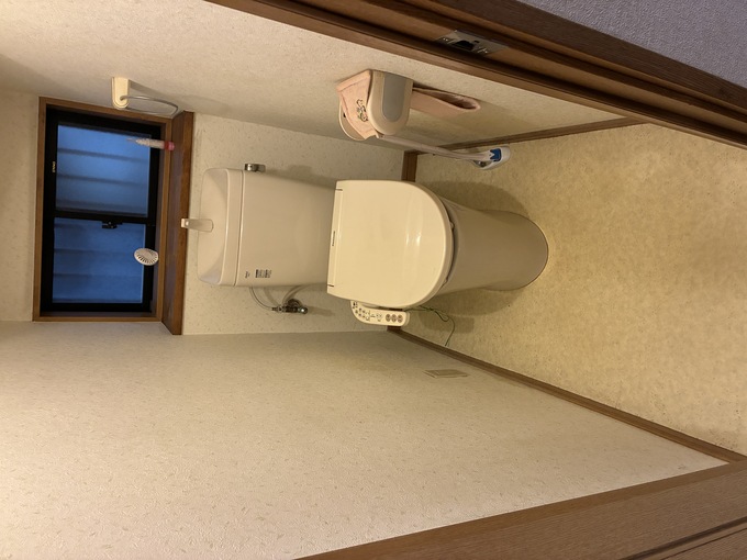 西宮市上甲子園 1階トイレリフォーム施工前｜既存タンク付きトイレ