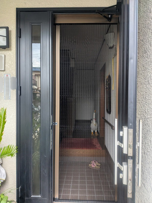豊中市夕日丘 玄関網戸新設｜LIXILしまえるんですα施工後