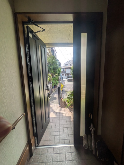豊中市夕日丘 玄関網戸リフォーム施工前｜親子玄関ドア