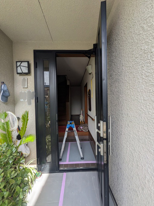 豊中市夕日丘 玄関網戸取付工事｜既存玄関ドアを活かして施工