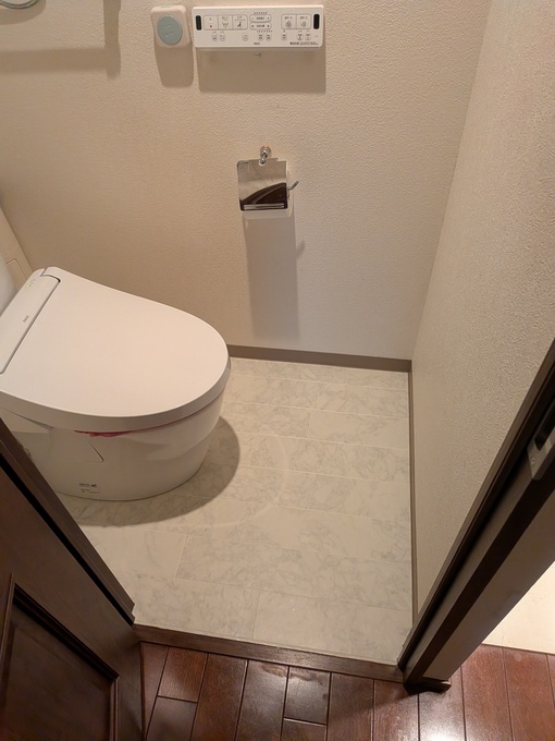 施工後｜クッションフロアも貼り替えた明るいトイレ空間