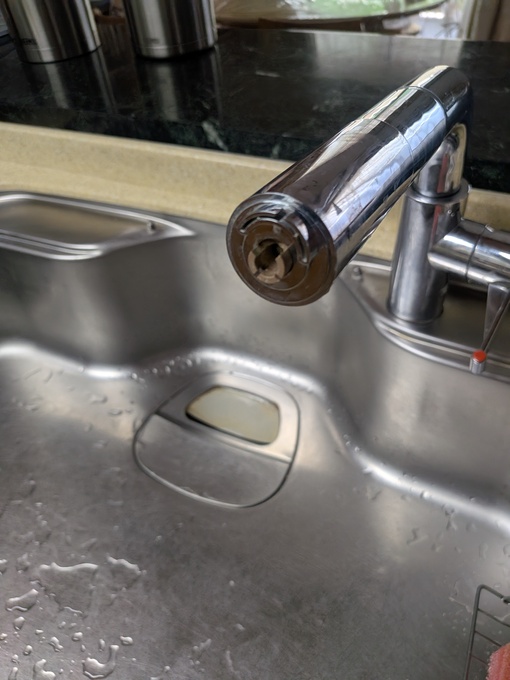 施工前｜部品が劣化したキッチン水栓の吐水口