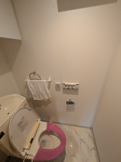 施工前｜交換前の壁排水タイプのトイレと床