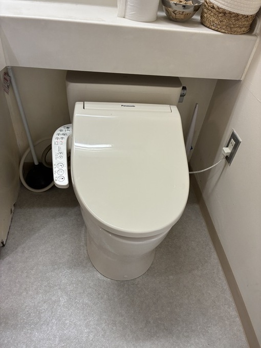 「施工後｜既存カウンター下へすっきり設置したTOTOコンパクト便器」