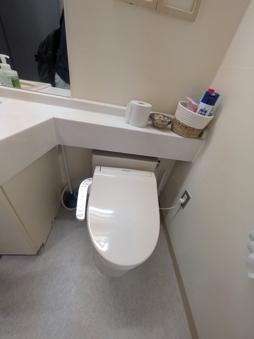 「施工後|明るいグレーのクッションフロアで整えたトイレ空間」