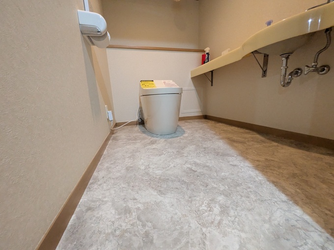 施工後|石目調クッションフロアで明るくなったトイレ空間