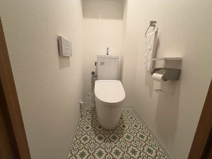【施工後】柄入りクッションフロアが映える明るいトイレ空間