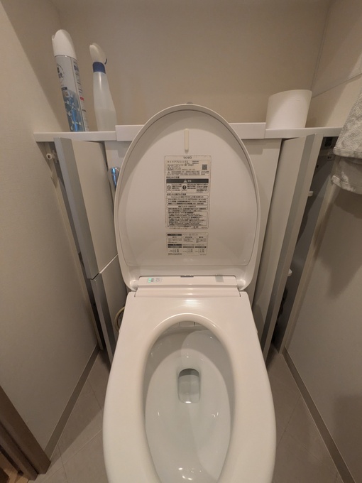 【施工前】便器まわりにキャビネットがある既存トイレ