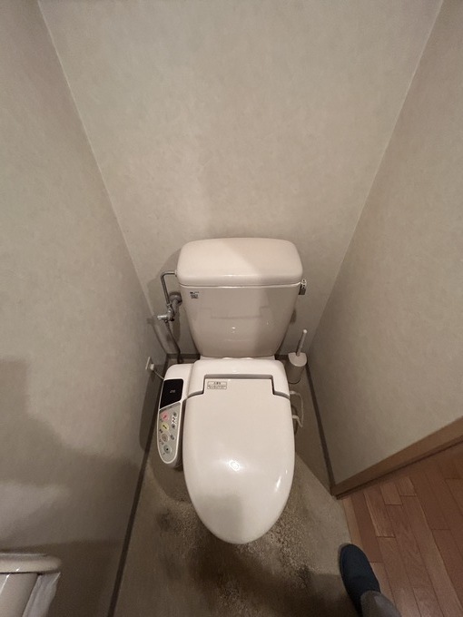 「西宮市甲子園北町マンション トイレリフォーム施工前｜タンク付きトイレ」