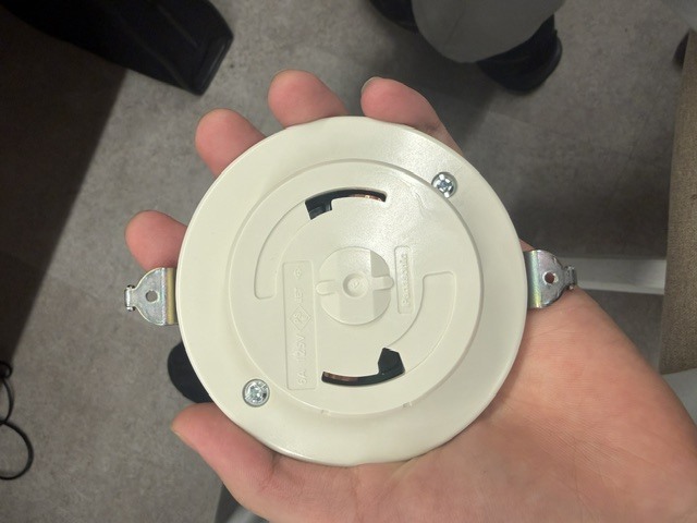 「照明交換をしやすくする引掛ローゼット｜豊中市電気工事」