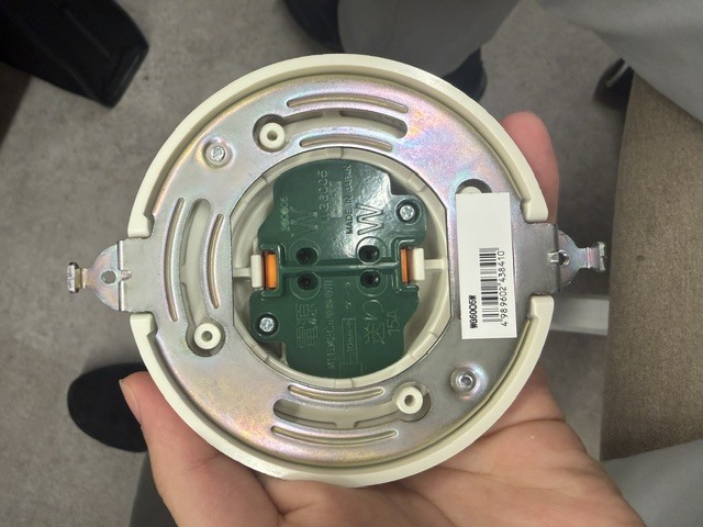 「照明交換をしやすくする引掛ローゼット｜豊中市電気工事」