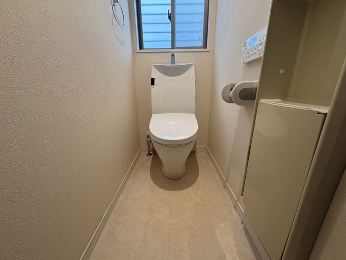 西宮市 2階トイレリフォーム施工前｜既存タンク式トイレ・床クッションフロア