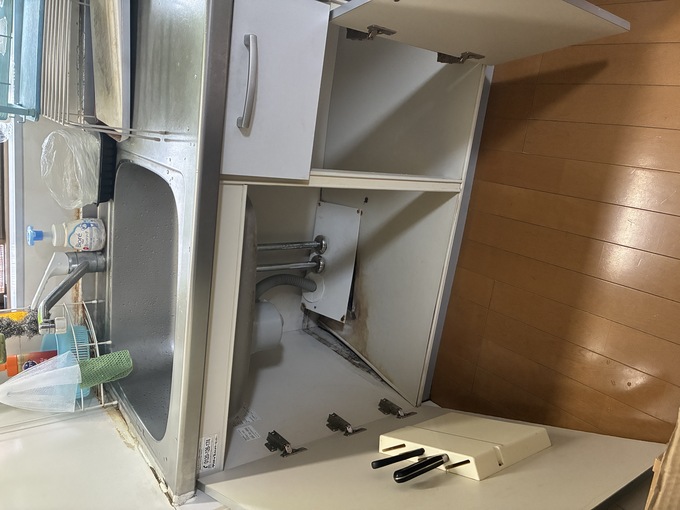 施工前｜床板に傷みが見られたシンク下収納