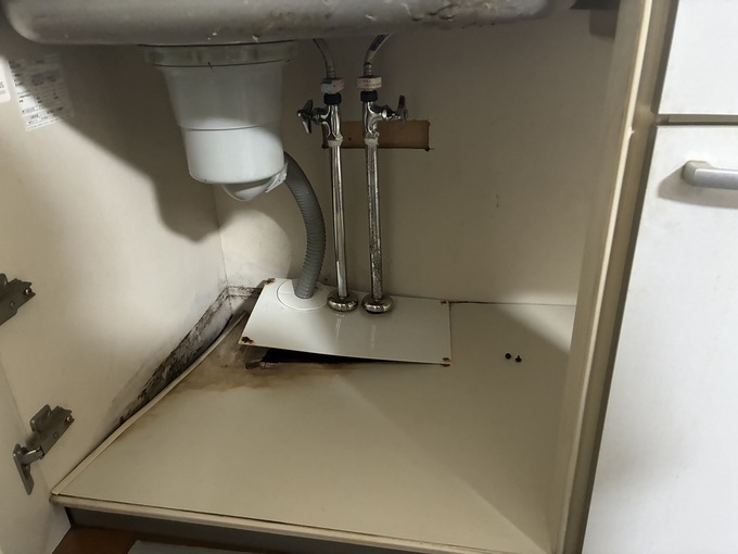 施工前｜排水ホースと床板の劣化状況