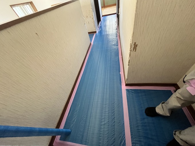 箕面市｜2階廊下の床を保護した室内養生