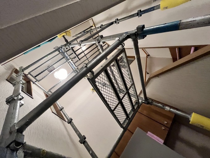 箕面市｜高所のクロス施工を支える仮設足場