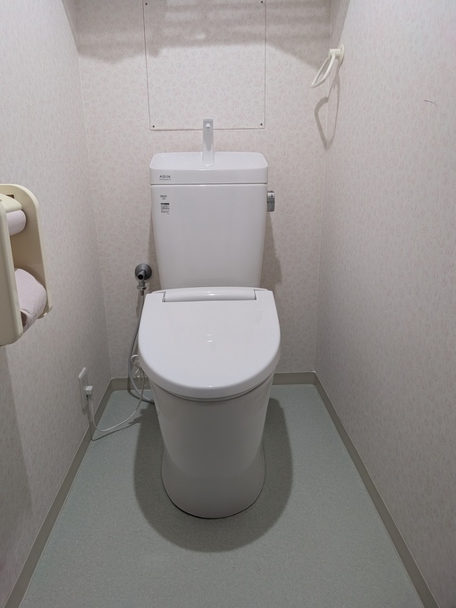 手洗い付きタンクと暖房便座を設置