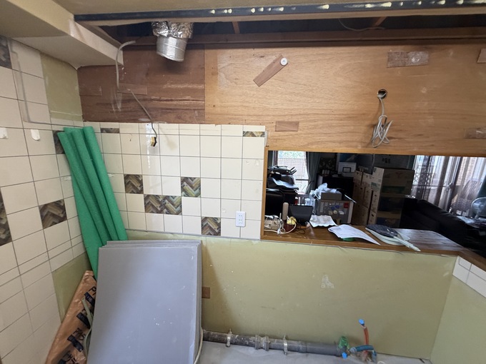 工事中｜既存キッチン撤去後の壁面