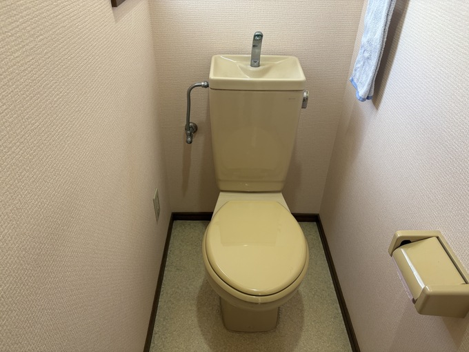 西宮市 トイレ交換施工前｜既存の手洗い付きタンク式トイレ