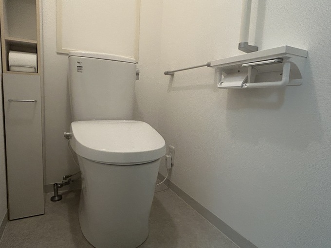 西宮市トイレリフォーム施工後｜2連紙巻き器・クロス貼り替え