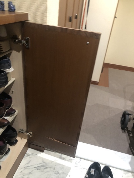 豊中市東豊中町 玄関収納交換前｜扉表面の破損
