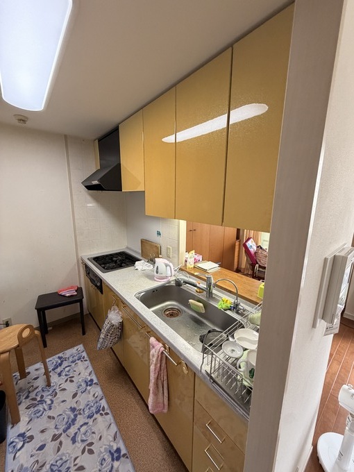 【施工前】西宮市マンションのキッチン｜吊戸棚のある独立感の強いキッチン