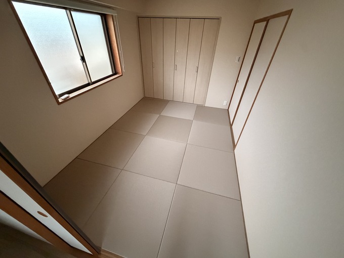 【施工後】西宮市マンションの和室リフォーム｜縁なし畳と新しい収納建具で、すっきりとしたモダンな和室へ