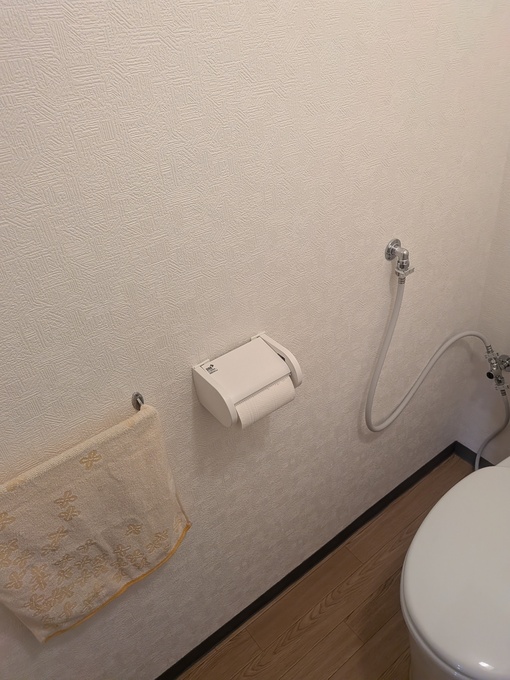 【施工後】LIXILワンタッチ式紙巻器と新しい壁紙
