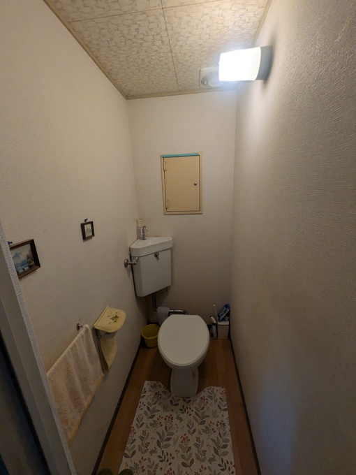 【施工前】豊中市のトイレ交換|既存便器と壁紙・床の状態