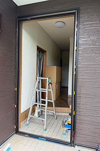 知多市 C様邸-玄関ドアリフォーム施工中02