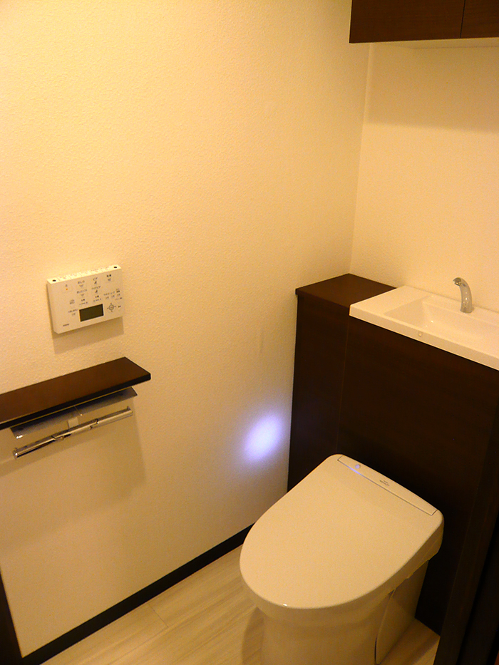 筑紫野市 明るくおしゃれな空間になり 収納も出来るようになったトイレ