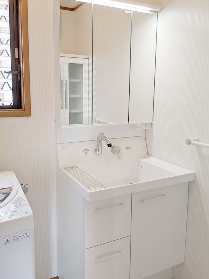 福岡市南区 洗面台と共に内装も一新 白を基調とした明るい洗面所に